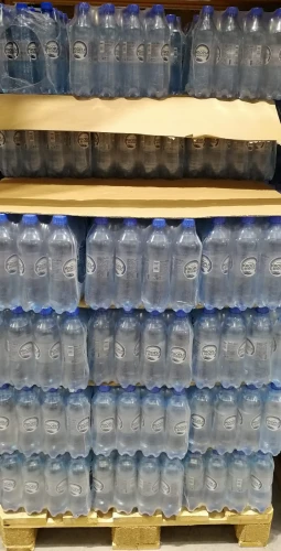 Kropla Beskidu Niegazowana 500ml paleta.jpg