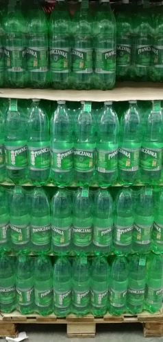 Piwniczanka Średnionasycona 1,5l paleta.jpg