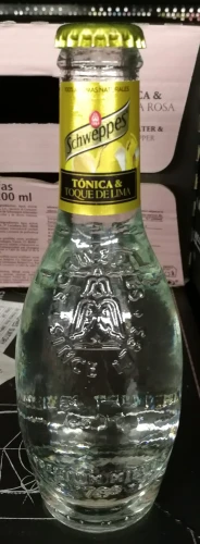 Schweppes Tonica &amp; Toque De Lima 200ml.jpg